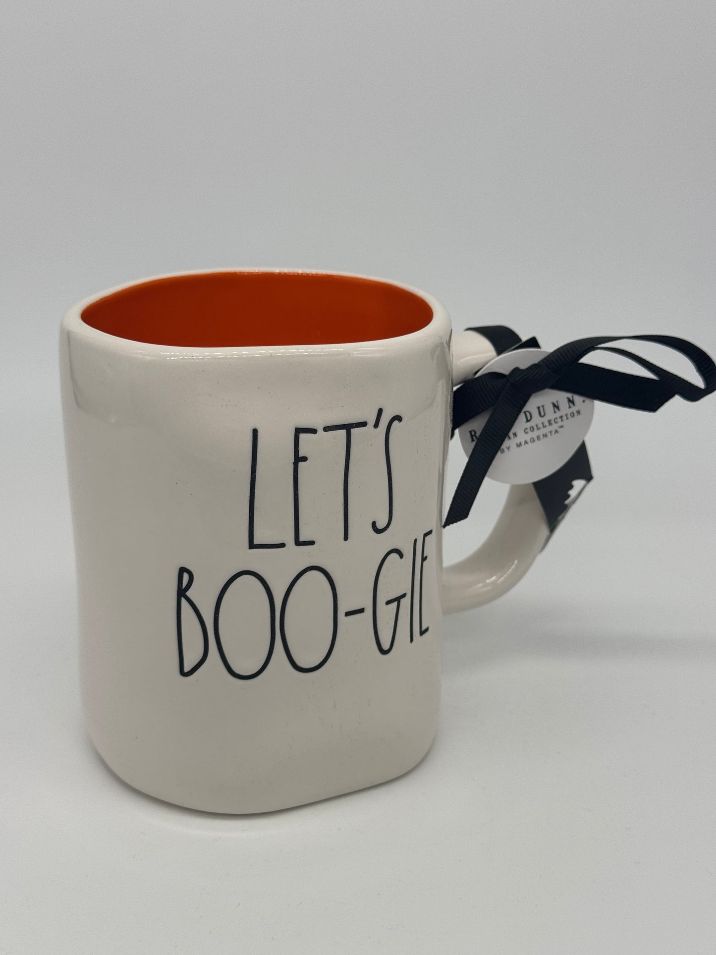 Rae Dunn Tasse "Let's Boo-Gie" Halloween Kaffeebecher Artisan Collection by Magenta (2024)