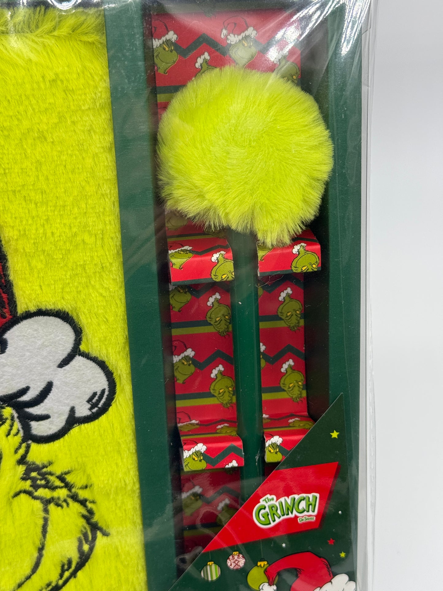 The Grinch "Grinch Schreibset" Notizbuch und Stift in Grinch Plüsch (2024)