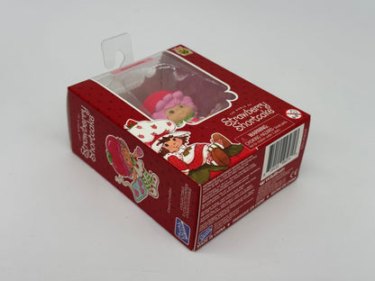 Strawberry Shortcake "Cherry Cuddler" Emily Erdbeer" Sammelfigur Serie #2 US Import (2024)